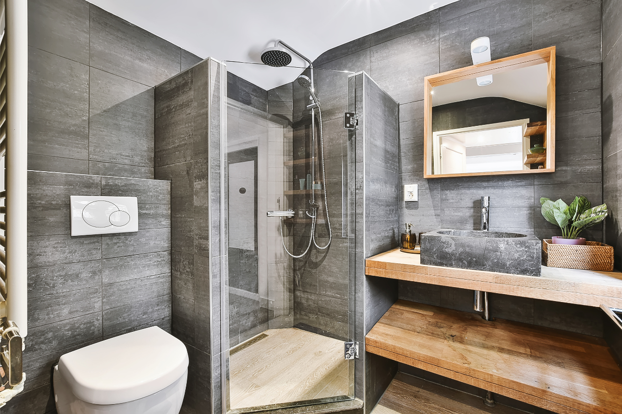 Kleines Bad, große Wirkung: Clevere Raumgestaltung mit platzsparender Walk-In-Dusche und modernen Armaturen – Umsetzung durch Markus Otte GmbH Apolda. Unser Team sorgt für maßgeschneiderte Lösungen, egal wie groß Ihr Raum ist.