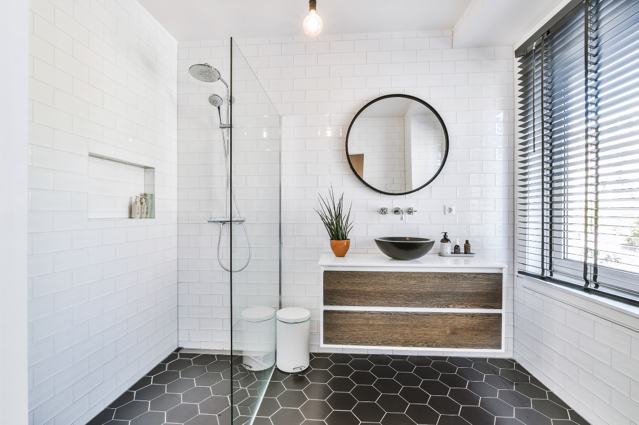 Hochwertige Badsanierung in Apolda: Eine großzügige Dusche mit Glasabtrennung und edlen Fliesen, realisiert von der Markus Otte GmbH. Unsere Experten für Sanitär, Heizung und Elektro begleiten Sie von der Planung bis zur Fertigstellung.